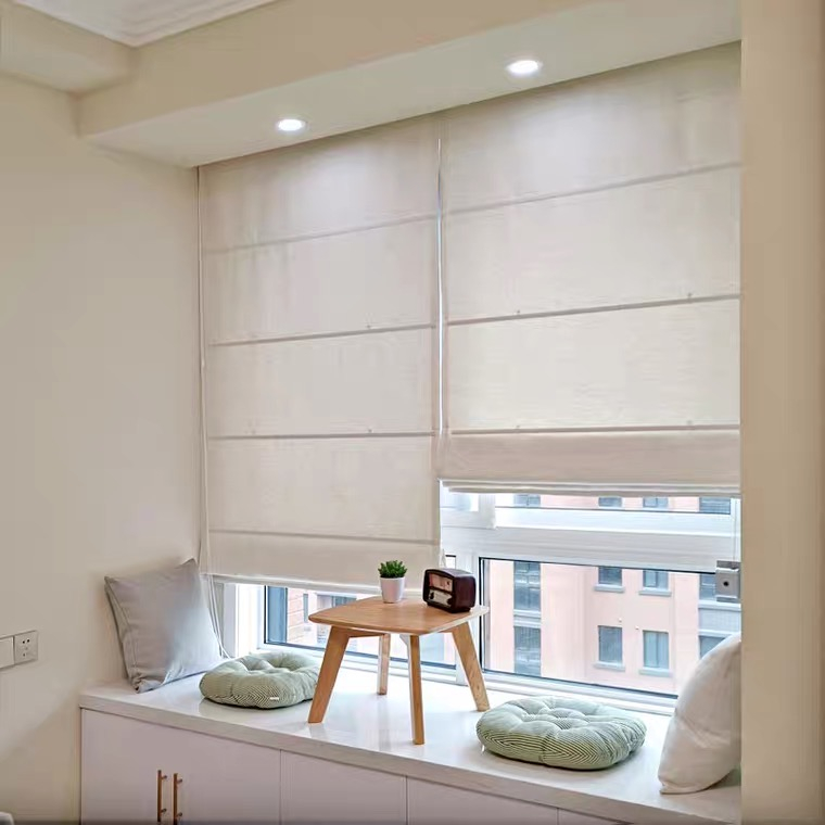 Cortinas romanas personalizadas para oscurecer la habitación