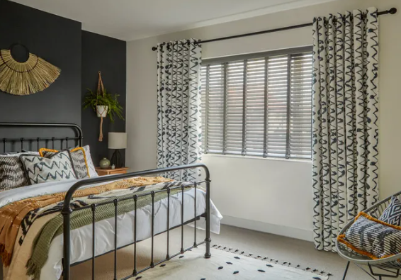 Cortinas en capas con paneles laterales para ventanas cortas