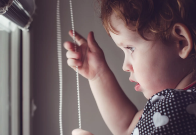Cómo hacer que sus persianas con cable sean más seguras para los niños