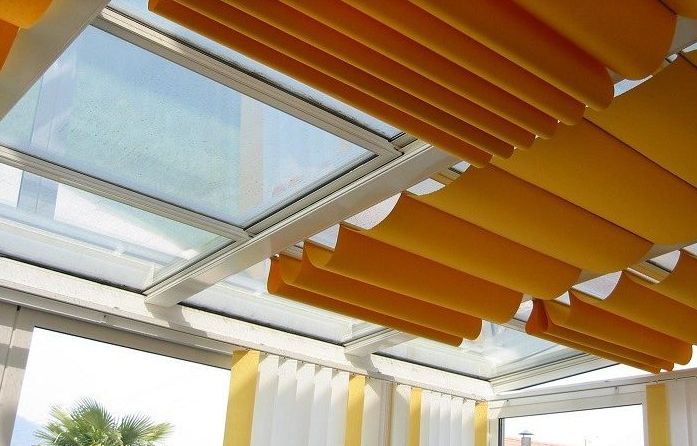 Persianas enrollables inalámbricas para exteriores, cortinas enrollables de  tela marrón que filtran la luz al viento, persianas solares de alta
