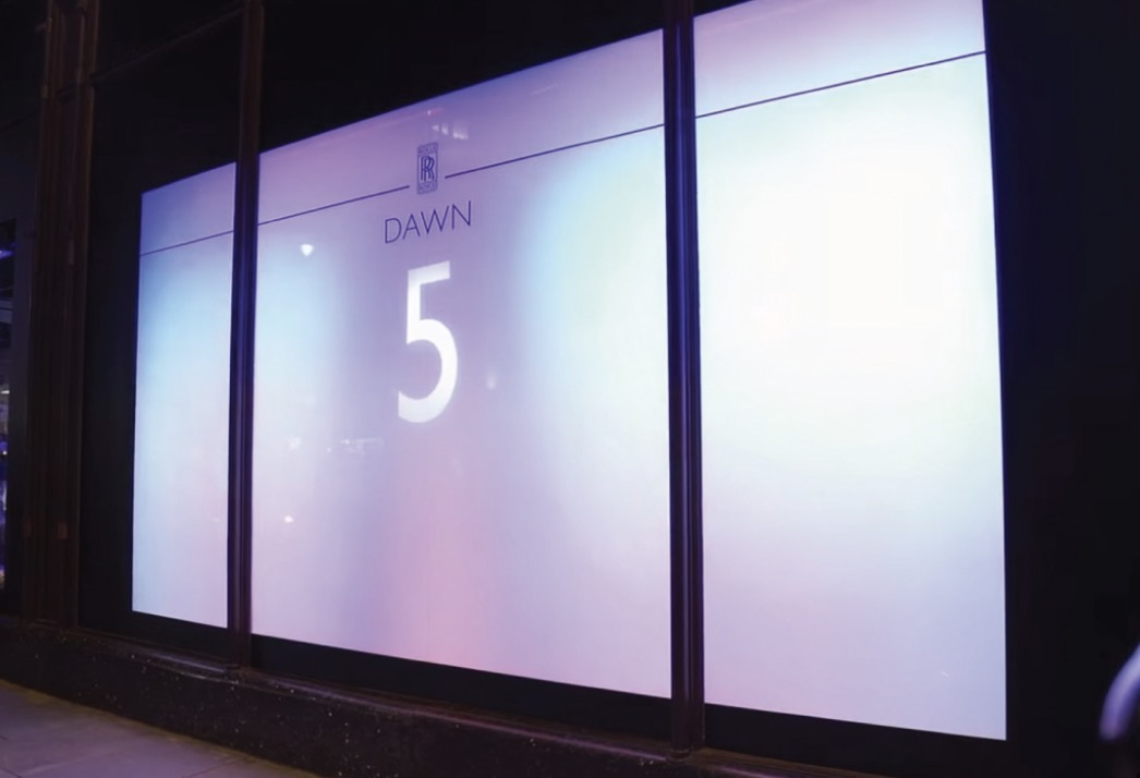 Pantalla de proyecci&oacute;n conmutable con pantalla de cristal