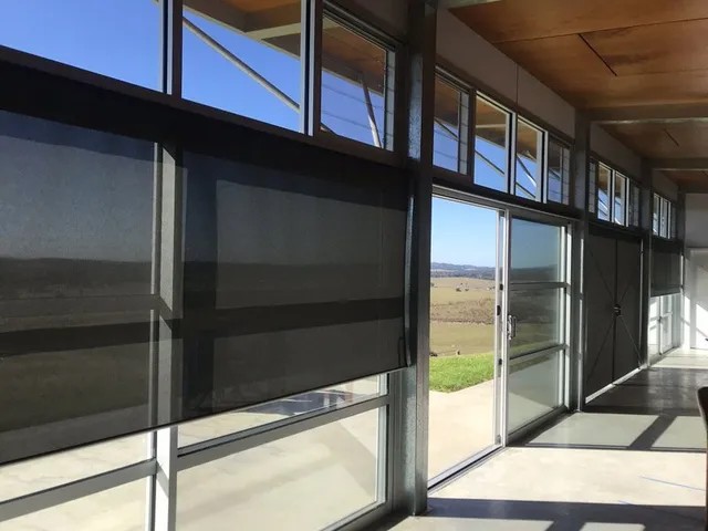 Persianas enrollables para exteriores: disfrute de su espacio al aire libre durante todo el año