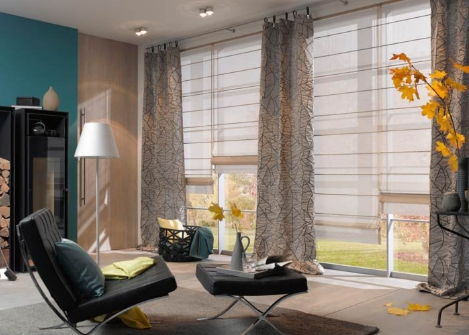 Persianas romanas con cortinas transparentes para una luz natural suave